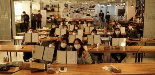 경기콘텐츠진흥원(원장 송경희)은 북부경기문화창조허브에서 열린 '디자인 솔루션 랩' 4기 성과보고회를 마쳤다고 4일 밝혔다. / 사진제공=경기콘텐츠진흥원