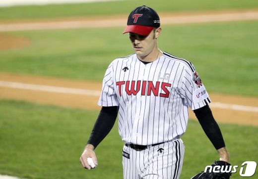 5일 오후 서울 송파구 잠실야구장에서 열린 프로야구 2020 신한은행 SOL KBO 포스트시즌 준플레이오프 2차전 LG 트윈스와 두산 베어스의 경기 2회초 실점 허용한 LG 윌슨이 어두운 표정으로 더그아웃 향하고 있다. 2020.11.5/뉴스1 © News1 이동해 기자