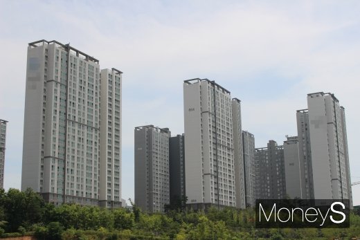 서울-문산고속도로가 개통되면서 수혜지역으로 꼽히는 파주·고양 등이 들썩이는 분위기다. 사진은 파주 운정신도시의 한 아파트 단지. /사진=김창성 기자