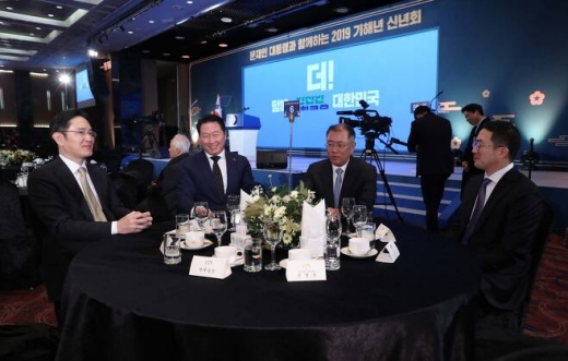지난해 1월2일 서울 여의도 중소기업중앙회에서 열린 2019 기해년 신년회에서 이재용 삼성전자 부회장(왼쪽부터), 최태원 SK그룹 회장, 정의선 현대자동차그룹 회장, 구광모 LG그룹 회장이 환담을 하고 있다. / 사진=뉴시스 전신 기자