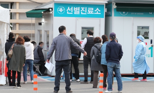 충남 천안 콜센터에서 신종 코로나바이러스 감염증(코로나19)이 확산되고 있는 가운데 5일 오후 충남 천안 동남구보건소 선별진료소에서 시민들이 검사를 받기 위해 기다리고 있다./사진=뉴스1 김기태 기자