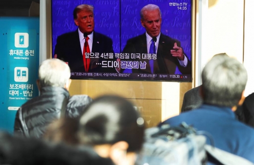 서울 중구 서울역사 내 대합실에서 시민들이 미국 대선 뉴스를 시청하고 있다. /사진=머니투데이