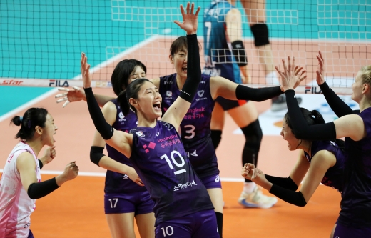 지난 10월21일 서울 중구 장충체육관에서 열린 '도드람 2020-2021 V-리그' 여자부 GS칼텍스와 흥국생명의 경기, 흥국생명이 3-1로 승리하자 김연경이 동료선수들과 기뻐하고 있다. / 사진=뉴시스 홍효식 기자