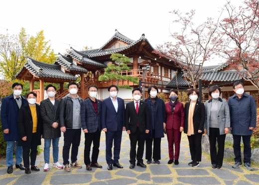 염태영 시장(왼쪽)과 청주시의회 자치분권 의정연구회 소속 의원, 수원시의회 의원들이 기념촬영을 하고 있다. / 사진제공=수원시