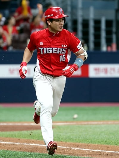 서울 구로구 고척스카이돔에서 열린 프로야구 '2019 신한은행 MY CAR KBO 리그' KIA 타이거즈와 키움 히어로즈의 경기에서 KIA 김주찬이 베이스를 돌고 있다. /사진=뉴스1