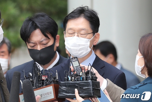 '드루킹 댓글 조작 공모' 혐의로 기소된 김경수 경남도지사가 지난 6일 2심에서 징역 2년형을 선고받은 뒤 착잡한 표정으로 