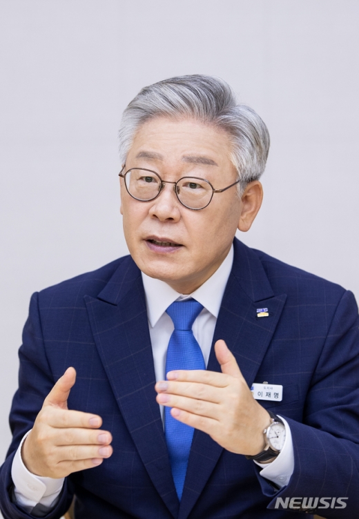이재명 경기도지사가 ▲장기 공공공임대주택 확대 ▲외국인·법인 등의 비거주 주택에 대한 강력한 규제 ▲적절한 공급과 규제 등을 방법으로 제시했다. / 사진제공=뉴시스