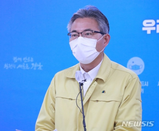 창원 일가족 관련, 경남 351번(40대 남성)과 352번(10세 미만 남아)은 전날(7일) 확진된 경남 345번(70대 여성)과 함께 살고 있는 가족이다. 신종우 경남도 복지보건국장 코로나19 브리핑. /사진=뉴시스