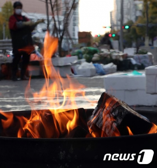 아침 초겨울 반짝 추위가 찾아온 지난 5일 오전 서울 중구 중림시장에서 상인들이 모닥불을 피워놓고 있다. /사진=뉴스1