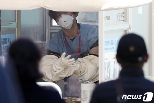지난 7일부터 새로운 사회적 거리두기 개편안이 시행됐다. 방역 당국이 신종 코로나바이러스 감염증(코로나19) 위험도가 높아지고 있어 확산세를 막기 위해서는 거리두기 단계를 격상해야 한다고 경고했다. /사진=뉴스1