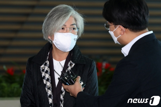 강경화 외교부 장관이 지난 8일 오전 인천국제공항 제2여객터미널을 통해 미국 워싱턴으로 출국하기 앞서 취재진의 질문에 답하고 있다. /사진=뉴스1