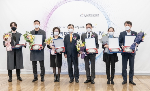 지난 6일 대한상공회의소에서 열린 제17회 대한민국코칭컨페스티벌에서 시상식 이후 이창기 농협은행 마케팅전략부장(오른쪽 첫 번째)이 수상자들과 기념촬영을 하고 있다./사진=농협은행