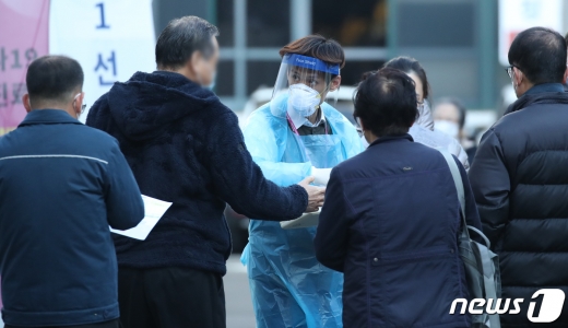 강원 원주에서 최초 감염경로가 불명확한 n차 감염이 이어지면서 위기감이 높아지고 있다. 9일 오전 원주지역 확진자는 총 189명으로 집계된다. 사진은 원주 지역과 무관하게 서울 중구 국립중앙의료원에 마련된 선별진료소에서 의료진이 안내하는 모습이다. /사진=뉴스1