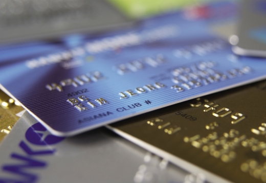 장기 카드대출인 카드론을 2주 안에 갚으면 대출기록이 남지 않게 하는 ‘신용카드 개인회원 표준약관’ 개정이 내년 1월부터 추진된다./사진=이미지투데이