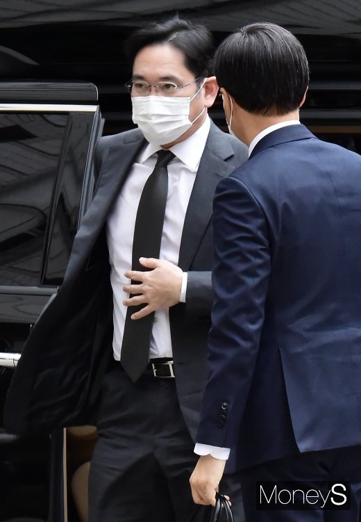 [머니S포토] 부친상 이후 공판 첫 출석한 이재용 부회장