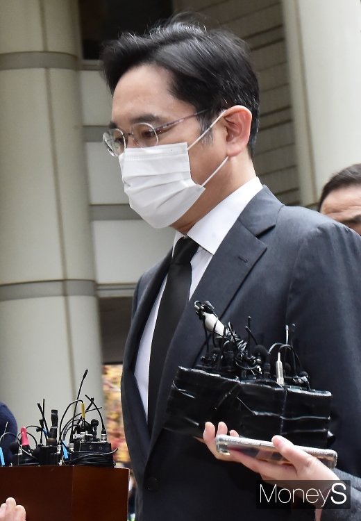 [머니S포토] 파기환송심 이재용, '검은 넥타이' 매고...