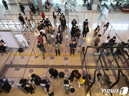 지난 10월 국내선 이용객 수가 신종 코로나바이러스 감염증(코로나19) 이전 수준까지 회복된 것으로 나타났다. 사진은 한글날 연휴 첫날이었던 지난달 9일 오전 서울 강서구 김포공항 국내선 청사 모습. /사진=뉴스1