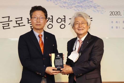 DGB금융지주는 지난 7일 한국국제경영학회 추계학술대회에서 ‘2020년도 글로벌 경영대상’을 수상했다. (왼쪽부터) 서민교 한국국제경영학회장, 김태오 DGB금융지주 회장./사진=DGB금융지주