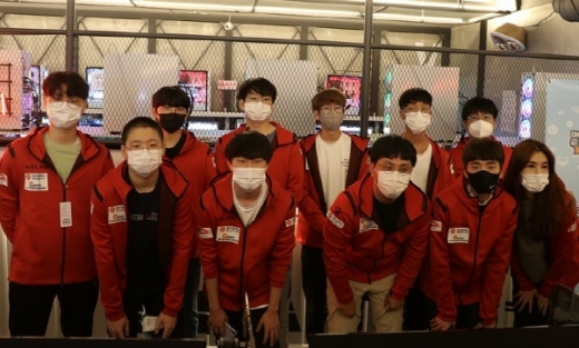 앞줄 왼쪽 3명 브롤스타즈 '브롤오빠라불러'팀, 앞줄 오른쪽 3명 클럽오디션 '어벤져스'팀, 뒷줄 리그오브레전드 'Team AZYT'팀./사진=광주광역시