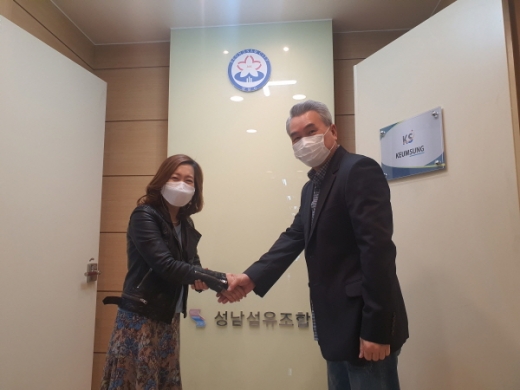(오른쪽) ㈜홀가먼트코리아 한대현 대표와 (왼쪽) 본 정희정 대표. / 사진제공=성남시