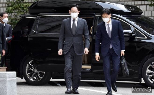 이재용 삼성전자 부회장이 9일 서울 서초동 서울중앙지방법원에서 진행된 국정농단 사건 파기환송심 공판에 출석하고 있다. /사진=임한별 기자