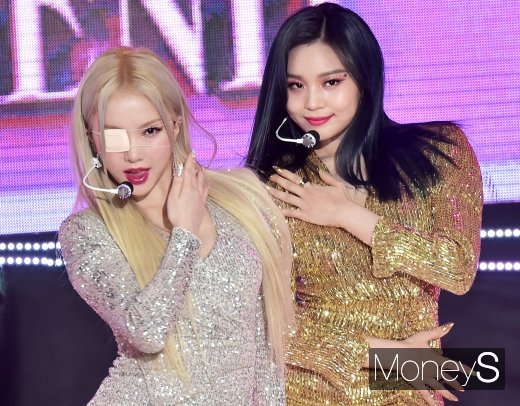 [머니S포토] 시선몰이 여자친구 은하·엄지