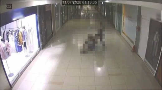 10일 부산경찰청 관계자 등에 따르면 최근 사회관계망서비스(SNS)를 통해 부산 덕천역 지하상가에서 20대 추정 남녀가 몸싸움을 벌이는 모습이 담긴 폐쇄회로(CC)TV 영상이 유포됐다. /사진=SNS영상 갈무리