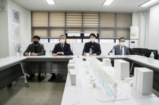 화성시의회 도시건설위원회는 지난 9일 오후, 지난 제197회 임시회에서 업무보고 청취했던 병점 도시재생 예정지와 지난 9월 동탄으로 이전한 대중교통혁신추진단을 방문했다. / 사진제공=화성시의회
