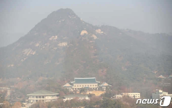지난해 크리스마스 이브인 2019년 12월24일 미세먼지 농도가 '나쁨'을 보였던 서울 종로구 청와대 일대 © News1 오대일 기자