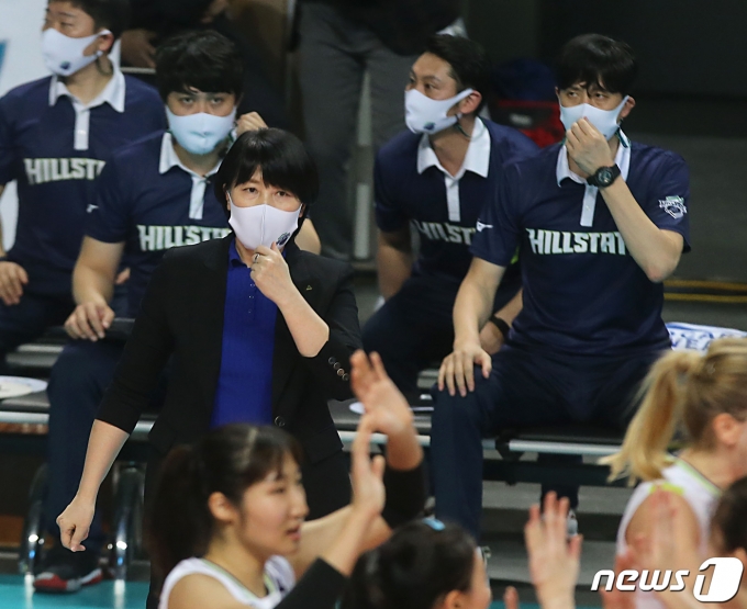 [사진] 작전지시 내리는 이도희 감독