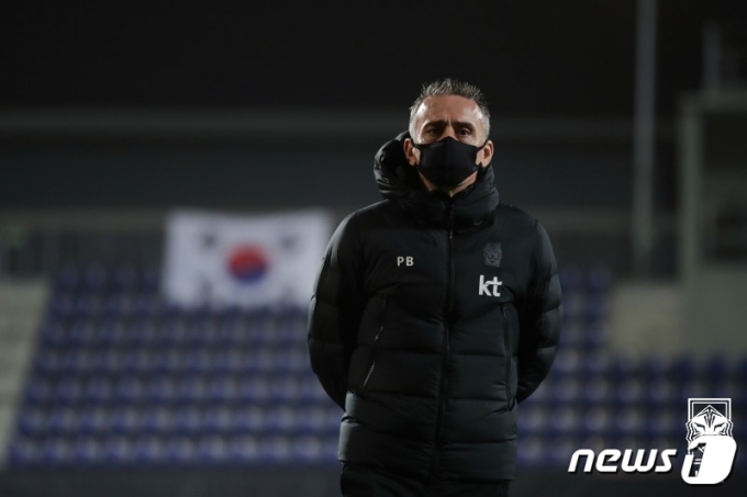 [사진] 코로나 양성인원 제외하고 멕시코전 치룬 벤투 감독