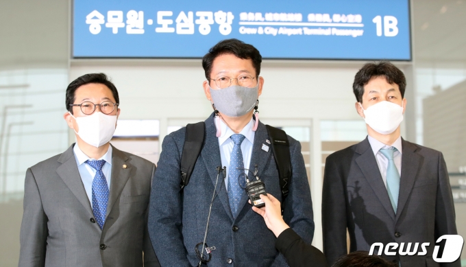 민주당 송영길(가운데) 등 한반도TF 소속 의원들이 15일 인천공항에서 미국을 향한 출국에 앞서 기자들의 질문에 답하고 있다. /사진=뉴스1