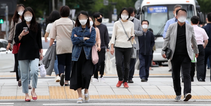 전국에 구름이 많고 내륙을 중심을 낮과 밤 기온차가 큰 날씨를 보이고 있는 서울에 시민들이 출근을 하고 있다. /사진=박주성 뉴시스 기자
