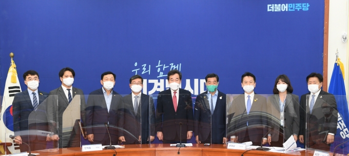 윤화섭 시장이 10월12일 국회 민주당 대표실에서 열린 '성폭력 피해예방 간담회'에서 기념촬영을 하고 있다. / 사진제공=안산시