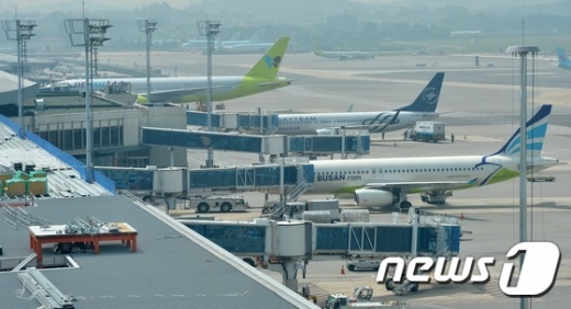 대한항공의 아시아나항공 인수가 결정되면서 계열 저비용항공사(LCC)의 통합 여부에도 관심이 집중되고 있다. /사진=뉴스1
