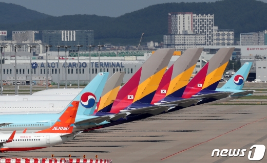 16일 대한항공이 아시아나항공 인수를 공식화하면서 아시아나항공 이용자들의 '항공마일리지' 사용에 관심이 쏠린다. /사진=뉴시스