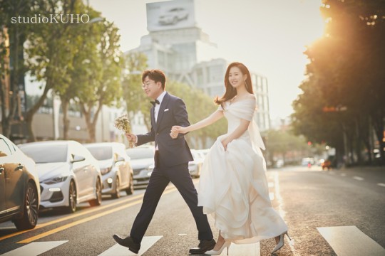 박휘순의 웨딩화보가 공개됐다. /사진=웨딩매거진(웨딩21) 포토그래퍼(최석봉_구호스튜디오) 영상(데빌스도어) 웨딩디렉터(김은정) 웨딩드레스(클라라) 턱시도&슈트(맵시옴므) 한복(박선희한복) 메이크업(류수영_쉬작) 헤어(미영) 플라워 및 제품(슈에뜨블룸, 앙뜨, 이로스타일) 제공