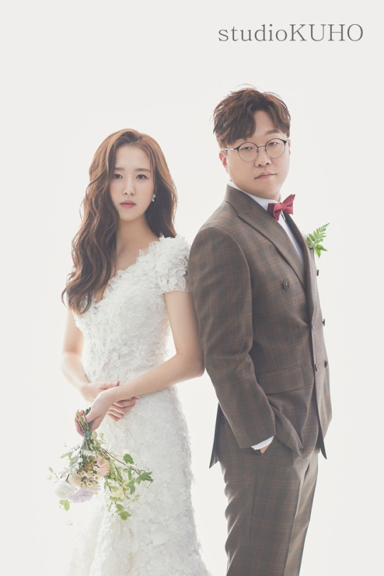 박휘순의 웨딩화보가 공개됐다. /사진=웨딩매거진(웨딩21) 포토그래퍼(최석봉_구호스튜디오) 영상(데빌스도어) 웨딩디렉터(김은정) 웨딩드레스(클라라) 턱시도&슈트(맵시옴므) 한복(박선희한복) 메이크업(류수영_쉬작) 헤어(미영) 플라워 및 제품(슈에뜨블룸, 앙뜨, 이로스타일) 제공