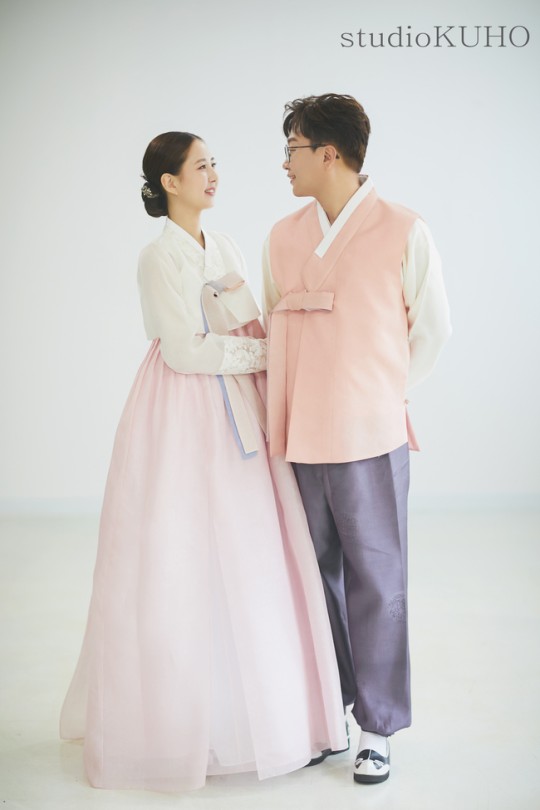 박휘순의 웨딩화보가 공개됐다. /사진=웨딩매거진(웨딩21) 포토그래퍼(최석봉_구호스튜디오) 영상(데빌스도어) 웨딩디렉터(김은정) 웨딩드레스(클라라) 턱시도&슈트(맵시옴므) 한복(박선희한복) 메이크업(류수영_쉬작) 헤어(미영) 플라워 및 제품(슈에뜨블룸, 앙뜨, 이로스타일) 제공