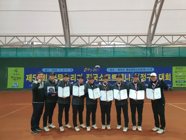 지난 9일부터 15일까지 7일간 충북 옥천군에서 열린 제56회 국무총리기 전국소프트테니스대회에서 안성시청 직장운동경기부 소프트테니스단이 뛰어난 활약을 펼쳐 단체전, 개인복식, 혼합복식, 개인단식까지 모든 분야에서 입상했다. / 사진제공=안성시