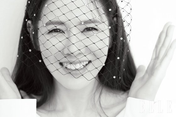 배우 손예진의 패션 잡지 엘르 12월호 화보가 공개됐다. /사진=엘르