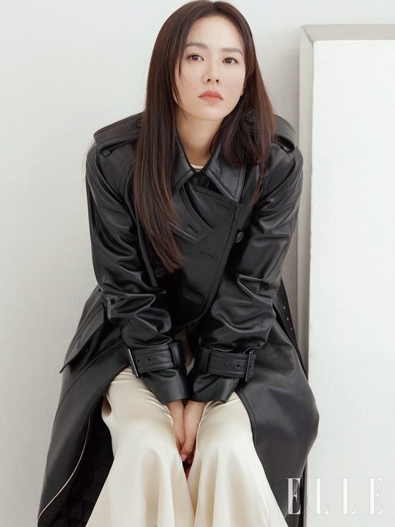 배우 손예진의 패션 잡지 엘르 12월호 화보가 공개됐다. /사진=엘르