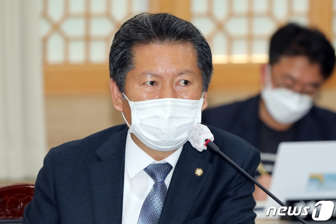 정청래 더불어민주당 의원이 18일 자신의 페이스북을 통해 "자신의 사적 욕망과 탐욕을 위장하는 방패로 친정집 우물에 침을 뱉지 마라"며 금태섭 전 의원을 향해 비판의 메시지를 날렸다. /사진=뉴스1