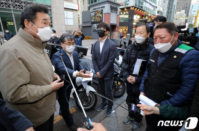 이낙연 더불어민주당 대표가 3일 오후 서울 서초구의 한 배송노동자 쉼터에서 이륜차 배송노동자들과 근로실태 점검 및 보호대책 현장간담회를 갖고 있다. 2020.11.3/뉴스1 © News1 국회사진취재단