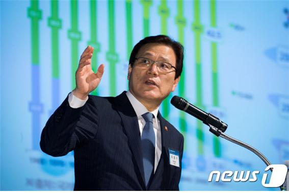 최종구 전 금융위원장이 차기 생명보험협회 회장으로 거론되며 관피아 논란이 커지고 있다./사진=뉴스1 