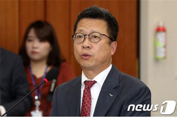 정지원 전 한국거래소 이사장이 손해보험협회 회장으로 선임되며 관피아 논란에 또 다시 빠져들었다./사진=뉴스1 