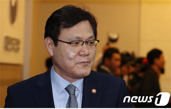 보험업계에 관피아 우려가 커지고 있다. 최근 생명보험협회장으로 최종구 전 금융위원장이 거론되고 있는 것도 보험업계에 이 같은 논란을 부추키고 있다./사진=뉴스1 
