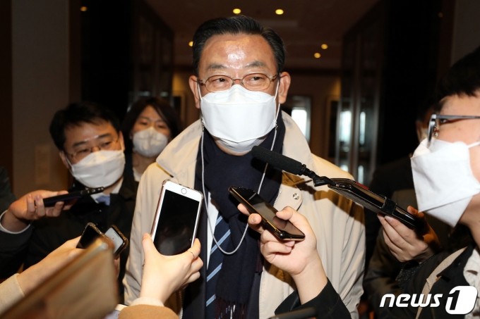 김태영 은행연합회장이 지난 17일 오전 서울 용산구 그랜드하얏트서울에서 열린 2차 은행연합회장 후보추천위원회를 마친뒤 취재진의 질문을 받고 있다. /사진=뉴스1