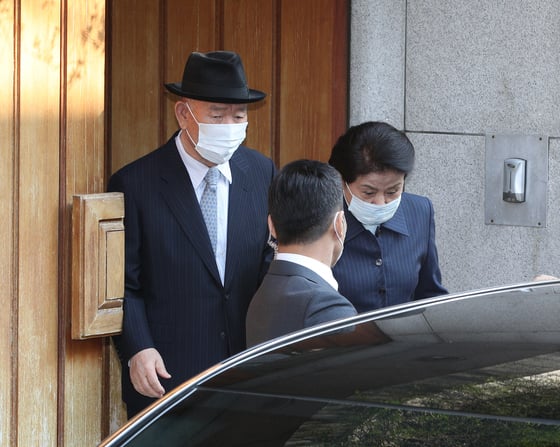 전두환씨와 부인 이순자씨가 지난 4월27일 오전 광주지법에서 열리는 사자명예훼손 공판기일에 참석하기 위해 서울 연희동 자택을 나서고 있다. /사진=뉴스1