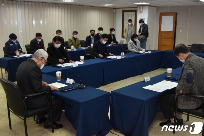 한국기원이 AI를 사용하다 적발된 김은지 2단에게 자격정지 1년의 징계를 내렸다. 징계위원회의 모습. (한국기원 제공) © 뉴스1
